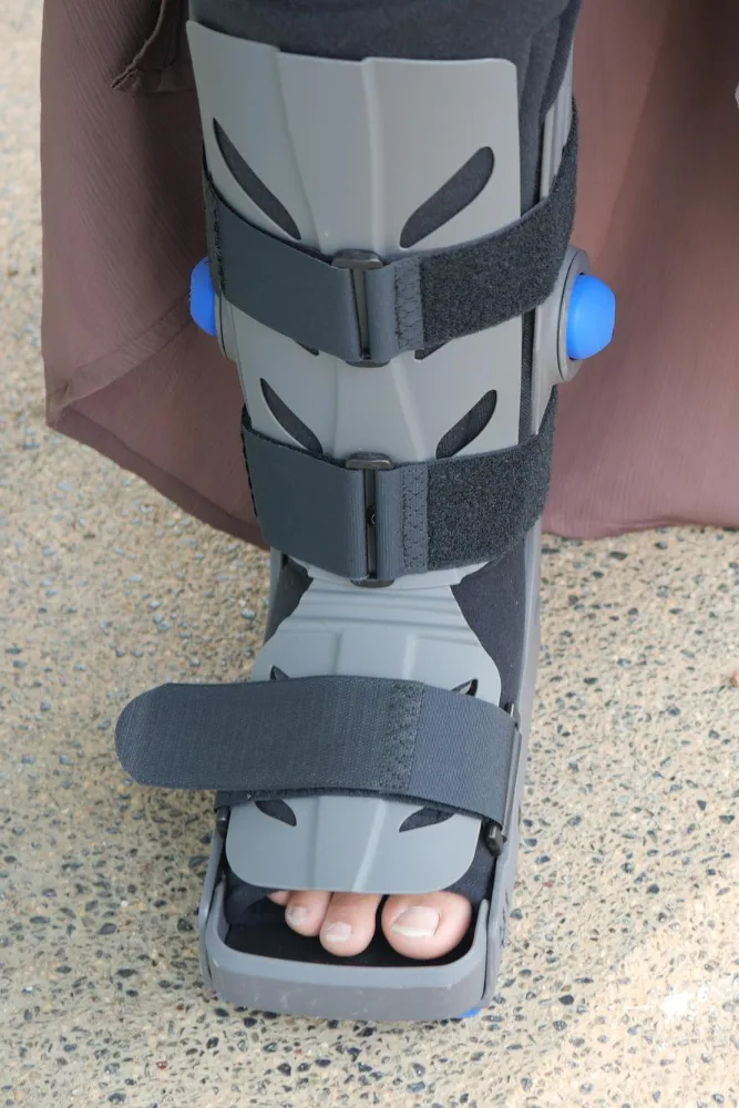 BOTA IMOBILIZADORA, LOCAÇÃO DE BOTA IMOBILIZADORA, ALUGUEL DE BOTA IMOBILIZADORA, BOTA IMOBILIZADORA ORTOPÉDICA, BOTA PNEUMÁTICA, BOTA ORTOPÉDICA, BOTA IMOBILIZADORA MÉDICA, IMOBILIZAÇÃO DE TORNOZELO, IMOBILIZAÇÃO DE PÉ, BOTA DE IMOBILIZAÇÃO, BOTA PARA FRATURA, BOTA PARA TORÇÃO, BOTA PARA PÓS-CIRÚRGICO, RECUPERAÇÃO DE FRATURA, TRATAMENTO ORTOPÉDICO, EQUIPAMENTOS ORTOPÉDICOS, ORTOPEDIA CURITIBA, SUPORTE PARA TORNOZELO, BOTA MÉDICA, BOTA AJUSTÁVEL.