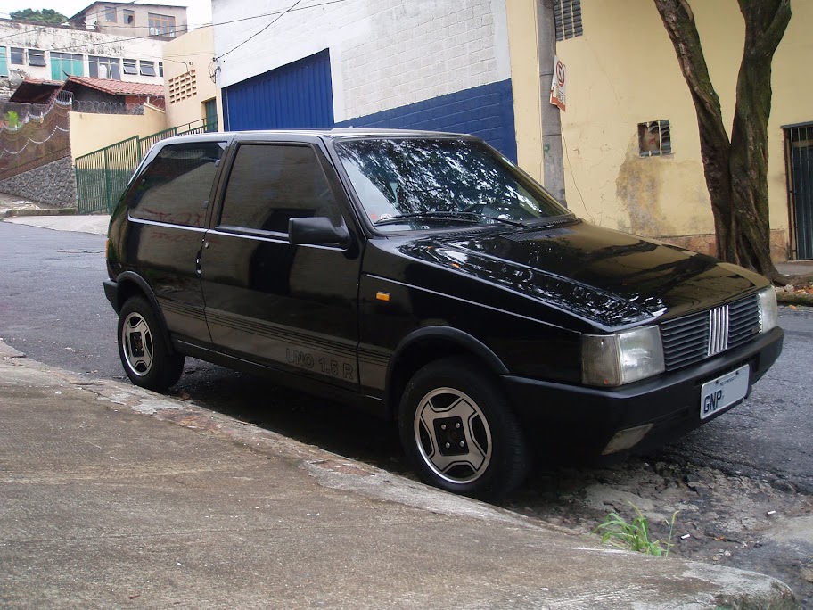 Fiat Uno preparado para pista, um autêntico pocket rocket leve e ágil entre os carros para tuning baratos