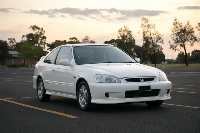 Honda Civic estilo JDM, conhecido pela suspensão independente e por ser um dos carros para tuning baratos mais valorizados
